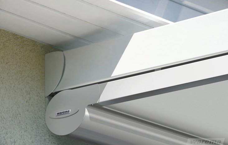WAREMA Markise Weiße, moderne WAREMA Markise an einer Hauswand befestigt, die Schatten spendet.