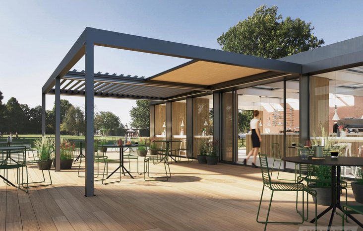 Pergola mit Lamellendach Moderner Sitzbereich auf hölzerner Terrasse mit verstellbarem Lamellendach auf ener Pergola als Sonnenschutz.